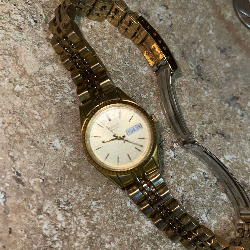 Pulsar quartz watch with date view